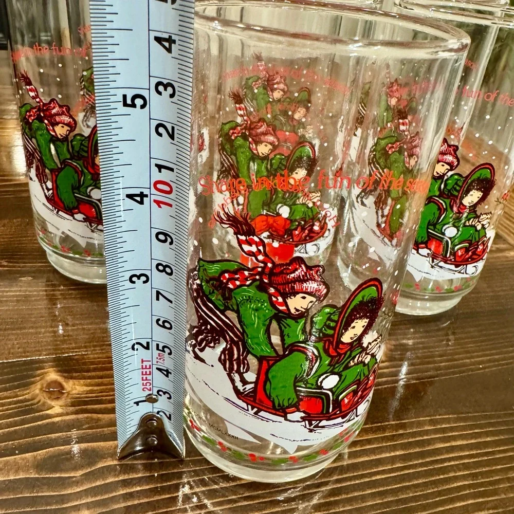 Vintage Holly Hobby “Holly & Robby Sledding” Christmas Glasses Set‎ of 7
